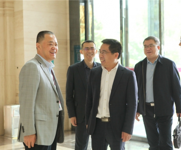 商务部国度茧丝绸协调办公室副司长陈平，西宁市委常委、副市长杜际鹏莅临调研领导