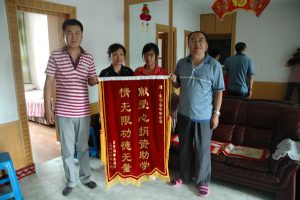 PG电子游戏人爱心互助　穷困女大学梦圆